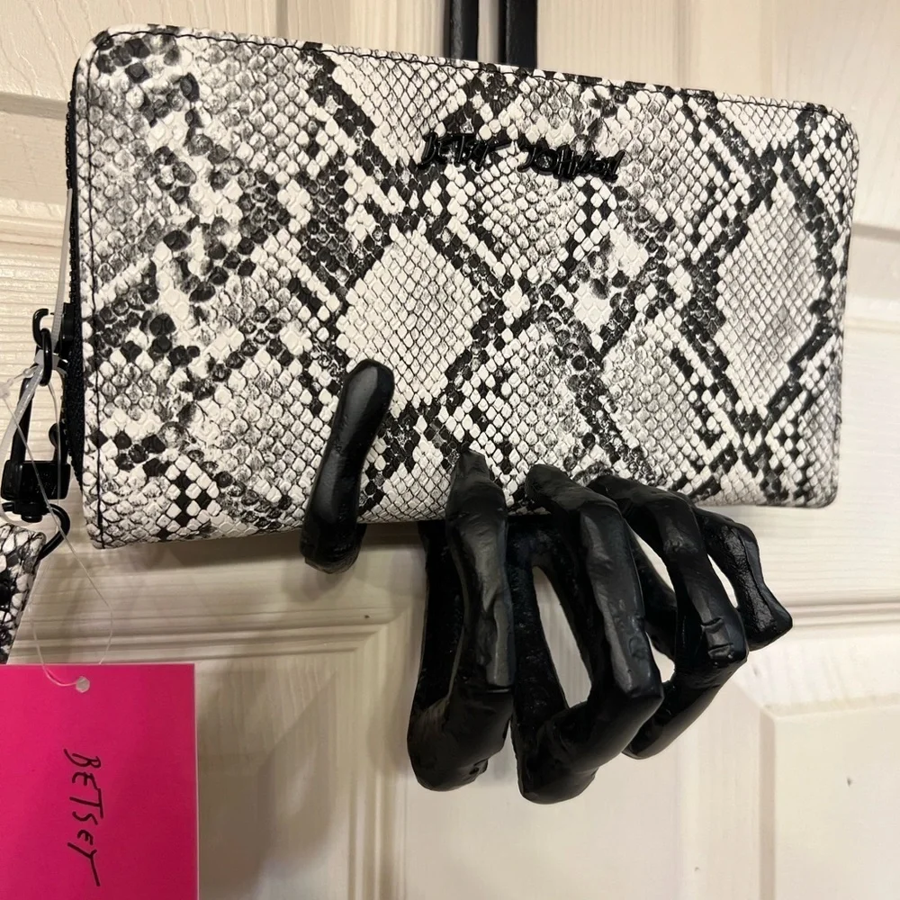 🖤🐍NWT-BETSEY JOHNSON WHITE AND BLACK SNAKE SKIN LARGE ZIP AROUND WALLET🖤🐍